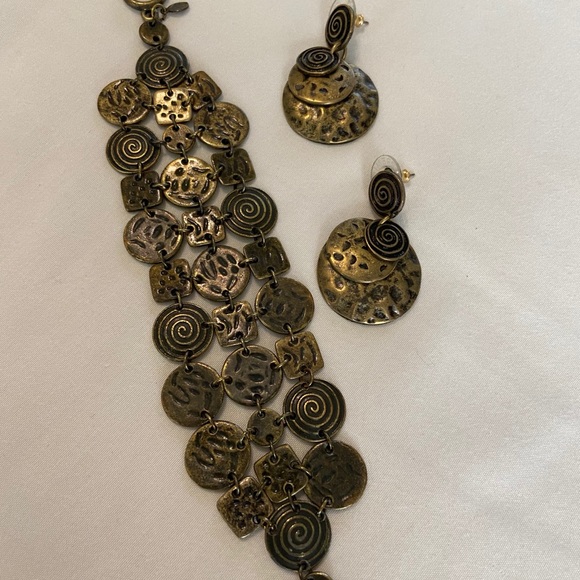 Premier Designs Earrings - Picture 3 of 4